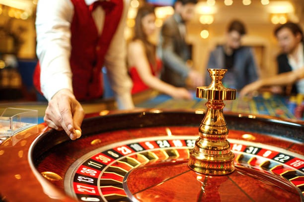 Live dealer executing the round in real time Live dealer executing Diamond Empire round